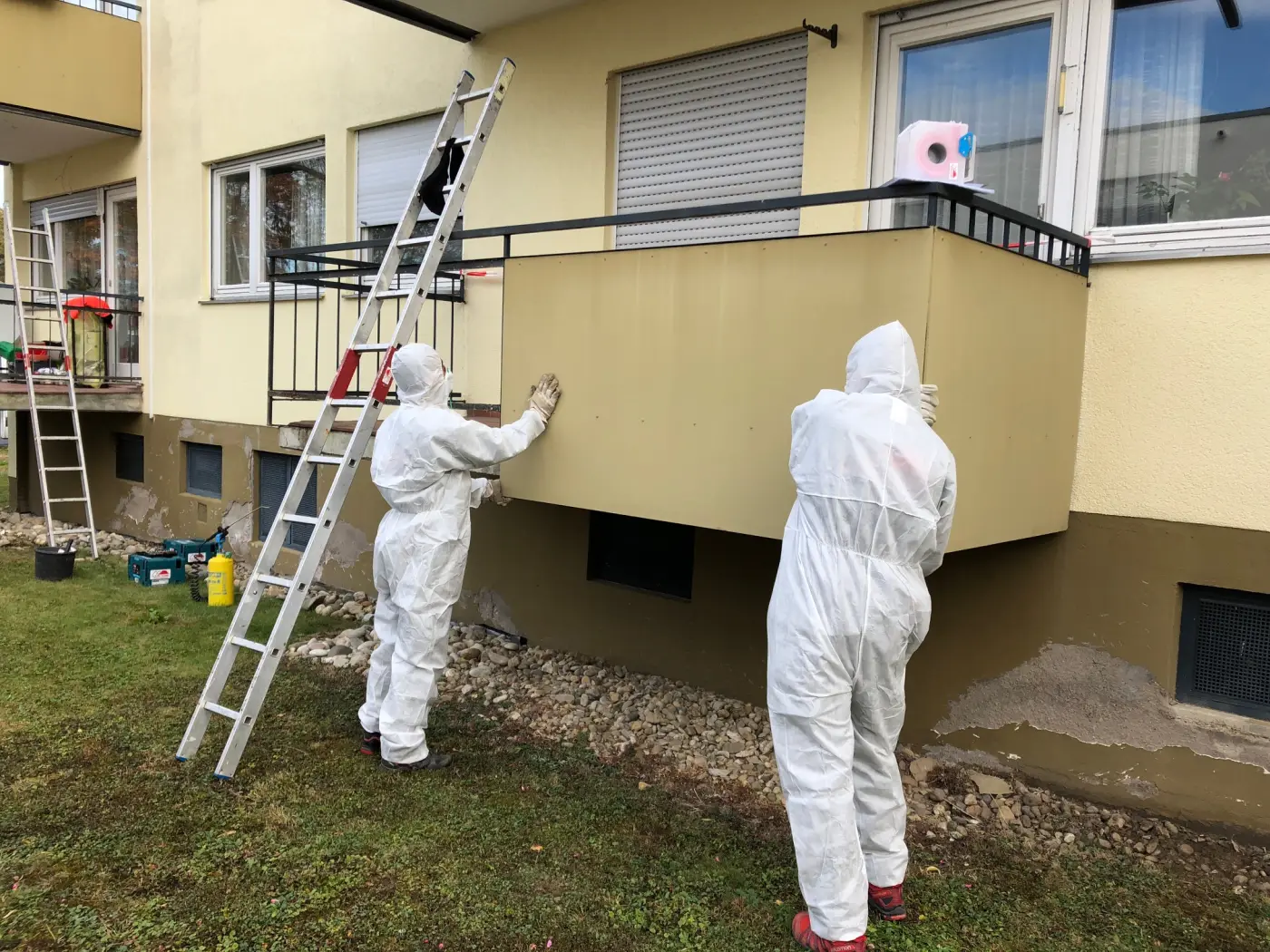 Asbestsanierung in Schutzkleidung