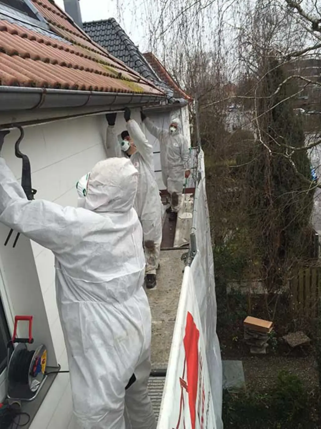 Asbestsanierung in Schutzkleidung, Foto 5 von 5
