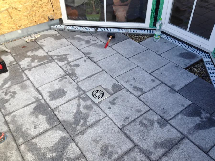 Terrasse mit Plattenbelag und Ablauf